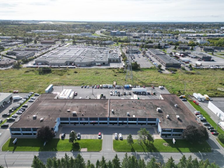 Warehouse for Lease in Ottawa: 5,600 sf with Office, Colonnade Business Park